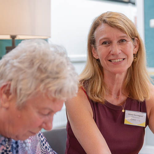 swove-medewerker-in-gesprek-met-senior