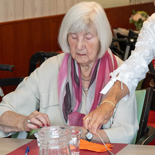 swove-senior-knutselt-tijdens-activiteit