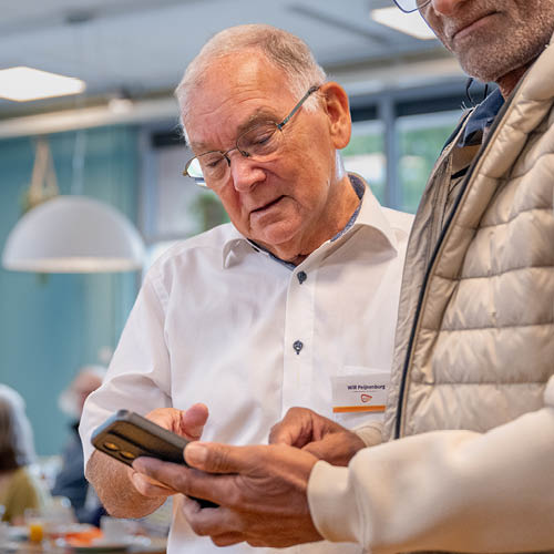 swove-vrijwilliger-helpt-senior-met-telefoon