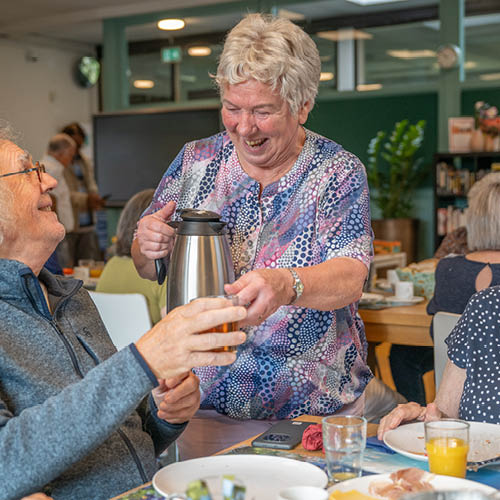 swove-vrijwilliger-schenkt-koffie-voor-senior